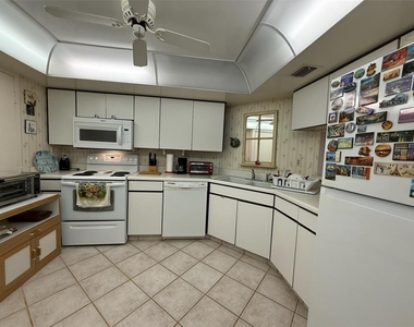 7400 Sun Island Drive S - Photo Thumbnail 12