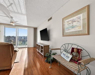 7625 Sun Island Drive S - Photo Thumbnail 10