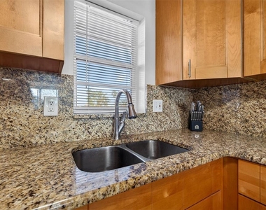 7625 Sun Island Drive S - Photo Thumbnail 5