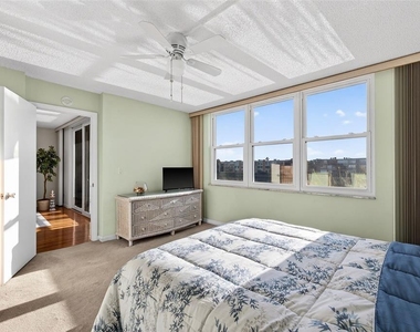 7625 Sun Island Drive S - Photo Thumbnail 15