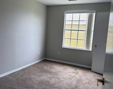 631 Washington Palm Loop - Photo Thumbnail 11