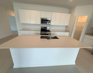 355 Artemis Street - Photo Thumbnail 7