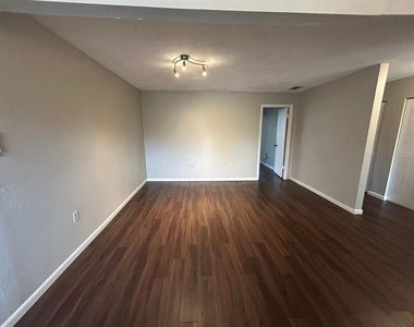 2811 Sw Archer Road - Photo Thumbnail 5