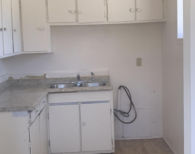 703 Hilton Avenue - Photo Thumbnail 3