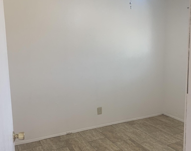 703 Hilton Avenue - Photo Thumbnail 5