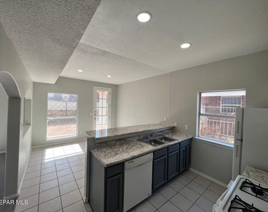 11013 Thatcher Pond Lane - Photo Thumbnail 12