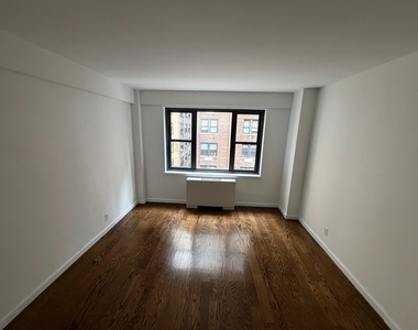 East 56th street - Photo Thumbnail 9