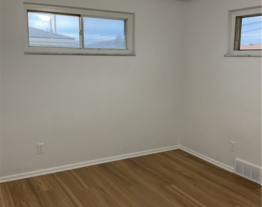 214 Erwin Place - Photo Thumbnail 7