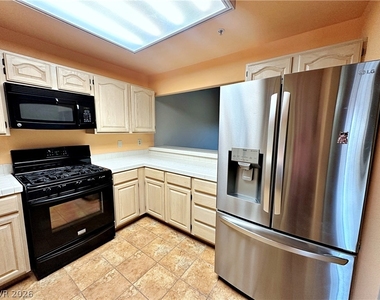 2851 S Valley View Boulevard - Photo Thumbnail 10