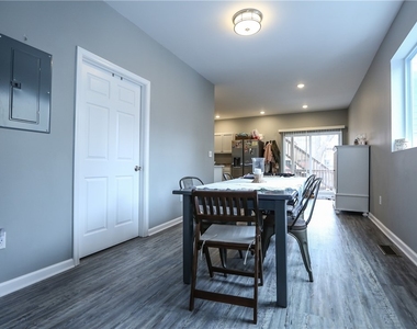 36 Tracy Street - Photo Thumbnail 8