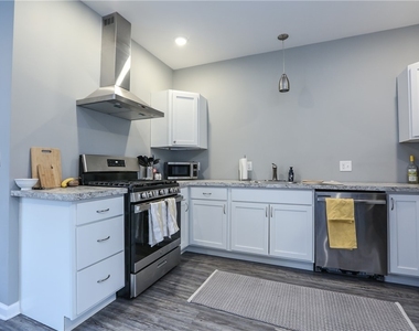 36 Tracy Street - Photo Thumbnail 5