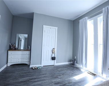 36 Tracy Street - Photo Thumbnail 13