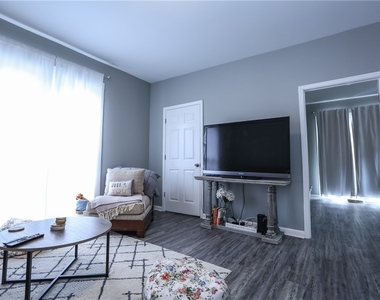 36 Tracy Street - Photo Thumbnail 14