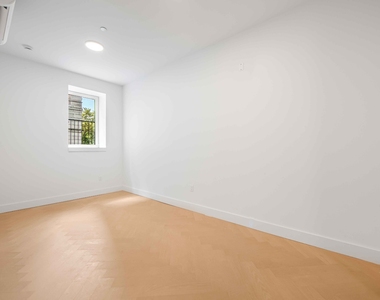321 East 17th Street - Photo Thumbnail 7