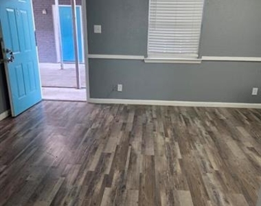 403 N 12th Street - Photo Thumbnail 2