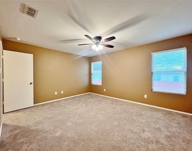9925 Amaryllis Lane - Photo Thumbnail 11