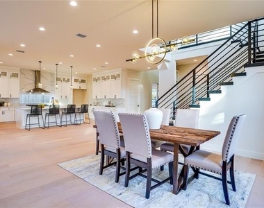 3611 S Versailles Avenue - Photo Thumbnail 9