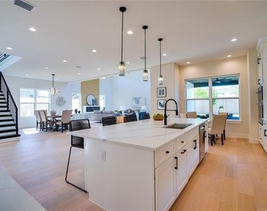 3611 S Versailles Avenue - Photo Thumbnail 7