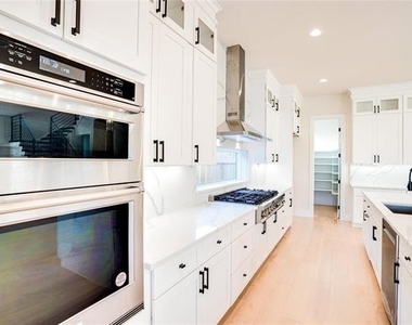 3611 S Versailles Avenue - Photo Thumbnail 6
