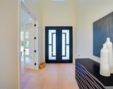 3611 S Versailles Avenue - Photo Thumbnail 2