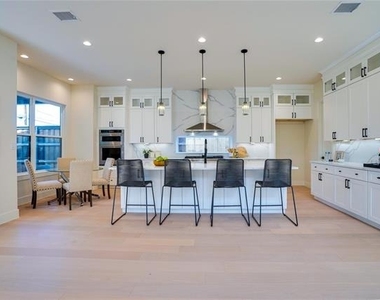 3611 S Versailles Avenue - Photo Thumbnail 8