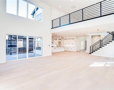 3611 S Versailles Avenue - Photo Thumbnail 18