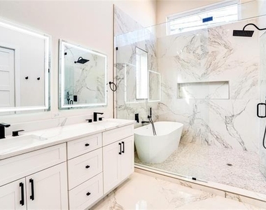 3611 S Versailles Avenue - Photo Thumbnail 15