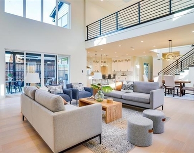 3611 S Versailles Avenue - Photo Thumbnail 12