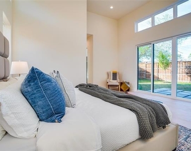 3611 S Versailles Avenue - Photo Thumbnail 14