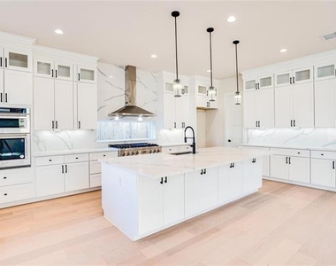 3611 S Versailles Avenue - Photo Thumbnail 5