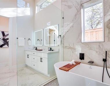 3611 S Versailles Avenue - Photo Thumbnail 16