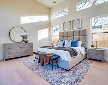 3611 S Versailles Avenue - Photo Thumbnail 13