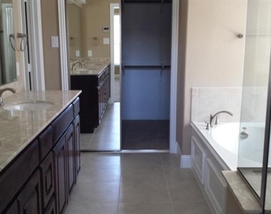2449 Kingsgate Drive - Photo Thumbnail 6