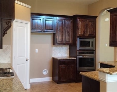 2449 Kingsgate Drive - Photo Thumbnail 3
