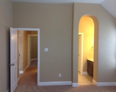 2449 Kingsgate Drive - Photo Thumbnail 9
