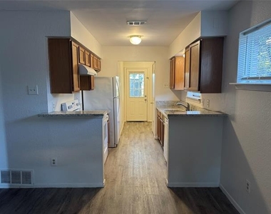 500 Renee Drive - Photo Thumbnail 9