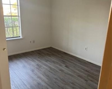 500 Renee Drive - Photo Thumbnail 18