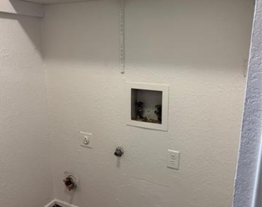 500 Renee Drive - Photo Thumbnail 7