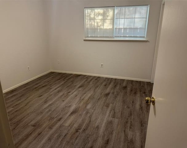500 Renee Drive - Photo Thumbnail 16