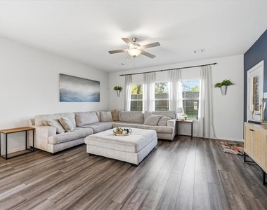 210 Briarwood Lane - Photo Thumbnail 8
