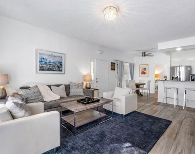 820 Bella Vista Court S - Photo Thumbnail 6