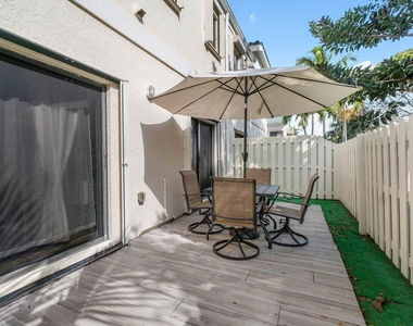 820 Bella Vista Court S - Photo Thumbnail 13