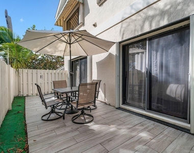 820 Bella Vista Court S - Photo Thumbnail 14