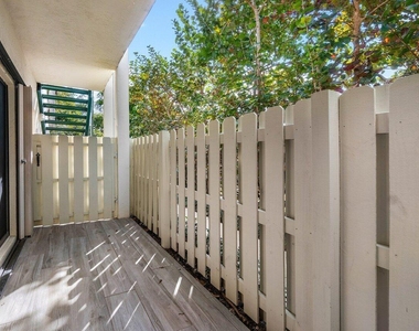 820 Bella Vista Court S - Photo Thumbnail 23