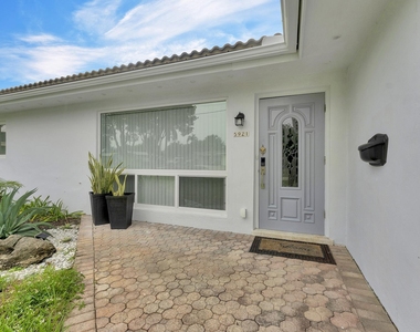 5921 Ne 15th Avenue - Photo Thumbnail 2