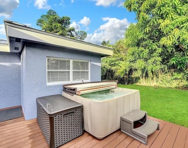 5574 Lake Osborne Drive - Photo Thumbnail 12