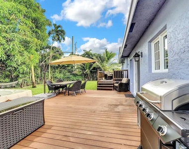 5574 Lake Osborne Drive - Photo Thumbnail 13