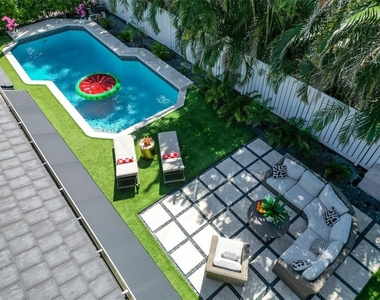 222 N Tradewinds Avenue - Photo Thumbnail 2