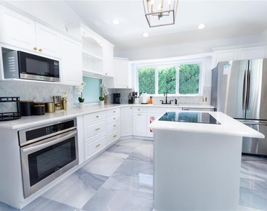222 N Tradewinds Avenue - Photo Thumbnail 3