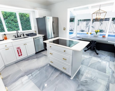 222 N Tradewinds Avenue - Photo Thumbnail 7
